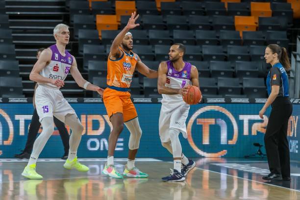 中占据主动 中占据主动